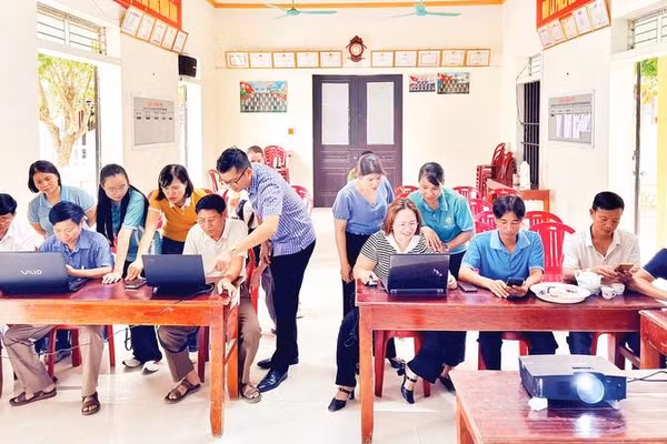 Đào tạo các kỹ năng cho các tổ chuyển đổi số cộng đồng tại xã Yên Từ.