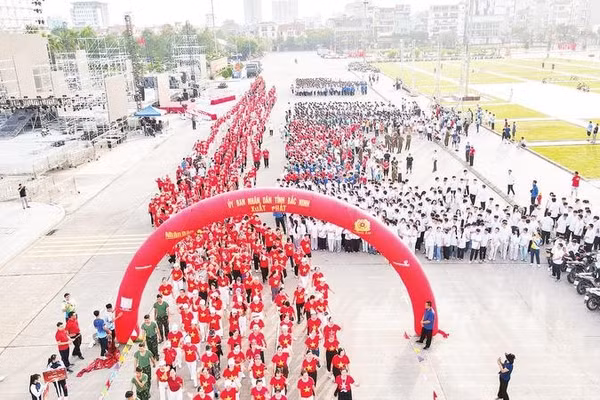 Người dân Bắc Ninh hào hứng tham gia chương trình “Cùng Việt Nam tiến bước” trong kỳ nghỉ Quốc khánh 2/9 (Ảnh THANH HƯƠNG)