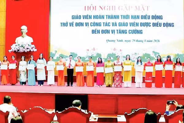 Sở Giáo dục và Đào tạo Quảng Ninh trao giấy khen tặng các giáo viên hoàn thành nhiệm vụ điều động, tăng cường đến các cơ sở giáo dục trên địa bàn tỉnh.