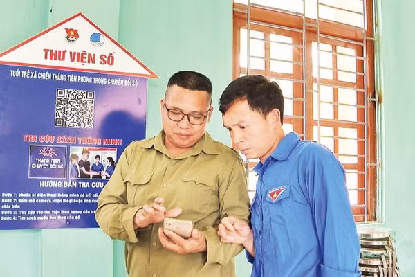 Người dân xã Chiến Thắng được cán bộ đoàn viên, thanh niên hướng dẫn sử dụng mô hình “Thư viện số”.