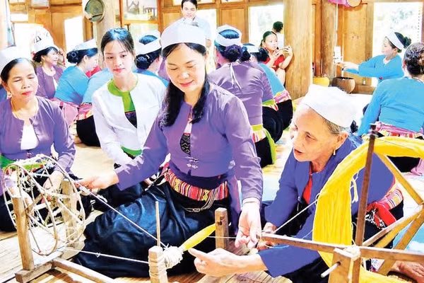 Mế Mường xã Thượng Cốc, tỉnh Phú Thọ truyền dạy đánh suốt quấn sợi chỉ hoặc bông tơ vào thoi dệt, để thực hiện dệt trên khung cửi.