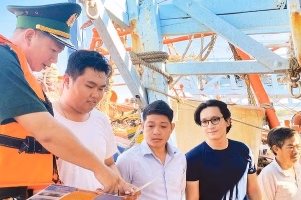 Cán bộ Trạm Biên phòng cửa khẩu cảng Vũng Tàu tuyên truyền về phòng, chống IUU cho ngư dân tại cảng Cát Lở.
