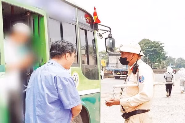 Tăng cường kiểm tra các phương tiện kinh doanh vận tải hành khách trên Quốc lộ 1.
