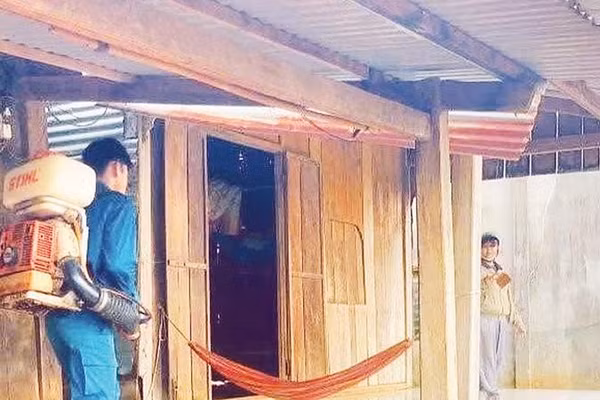 Lực lượng dân quân thường trực các địa phương của thành phố Đồng Nai hỗ trợ phun thuốc diệt muỗi, phòng, chống dịch bệnh.