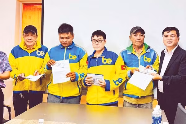 Các lái xe công nghệ trên địa bàn Thành phố Hồ Chí Minh vui mừng nhận vốn vay ưu đãi từ Tổ chức tài chính vi mô CEP.