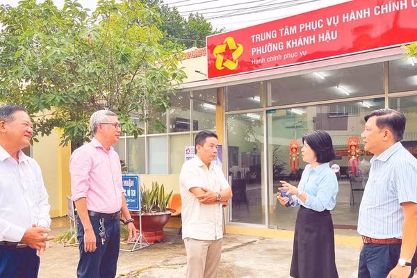 Trưởng ban Tuyên giáo Tỉnh ủy Tây Ninh Nguyễn Thị Xuân Hương kiểm tra thực tế tại Trung tâm Phục vụ hành chính công phường Khánh Hậu.