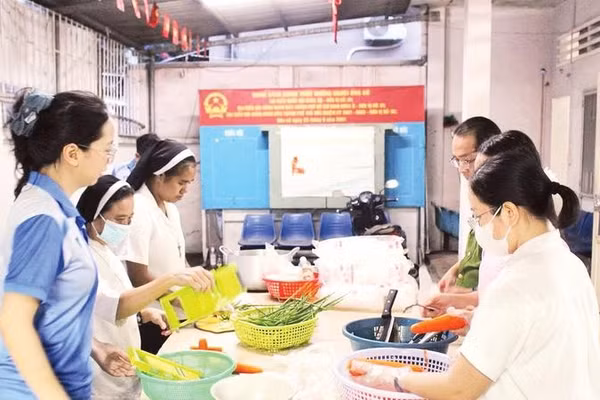 Nhóm thiện nguyện chuẩn bị bếp ăn nghĩa tình ngay từ sáng sớm.