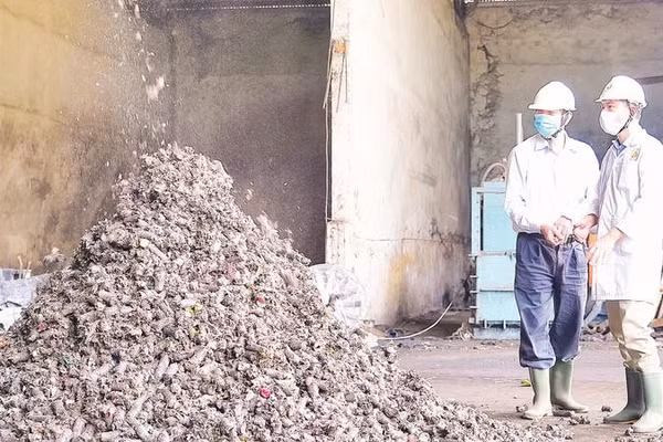 Lực lượng chức năng kiểm tra sau cấp phép tại doanh nghiệp sản xuất bột sắn trên địa bàn tỉnh Tây Ninh có nguy cơ gây ô nhiễm cao.
