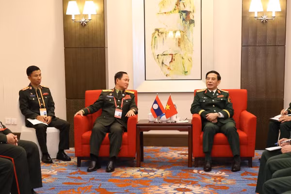 Đại tướng Phan Văn Giang gặp song phương Đại tướng Khamliang Outhakaysone. (Ảnh: Bộ Quốc phòng)
