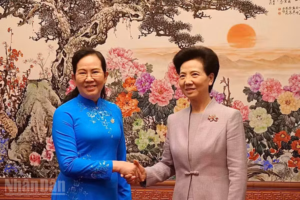 Chủ tịch Hội Liên hiệp Phụ nữ Việt Nam Lê Thị Thủy chào xã giao Chủ tịch Hội Liên hiệp Phụ nữ Toàn quốc Trung Hoa Thầm Di Cầm. (Ảnh: VI SA)