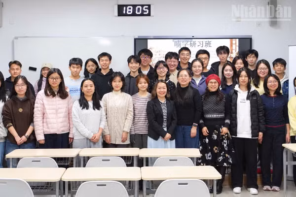Lớp học thu hút đông đảo sinh viên chuyên ngành tiếng Việt, giảng viên tiếng Việt cũng như cán bộ Thư viện Quốc gia Trung Quốc. (Ảnh: VI SA)