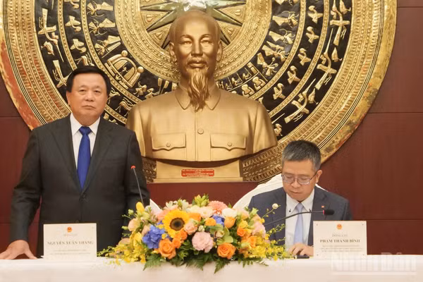Đồng chí Nguyễn Xuân Thắng gặp gỡ cán bộ, nhân viên Đại sứ quán Việt Nam tại Trung Quốc. (Ảnh: VI SA)
