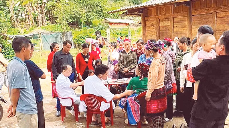 Bác sĩ Trung tâm Y tế Nậm Pồ khám sức khỏe miễn phí cho người người dân tại bản Ham Xoong 1.