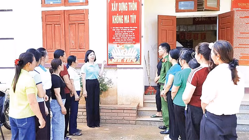 Phụ nữ xã Yên Bình tuyên truyền xây dựng thôn không ma túy.