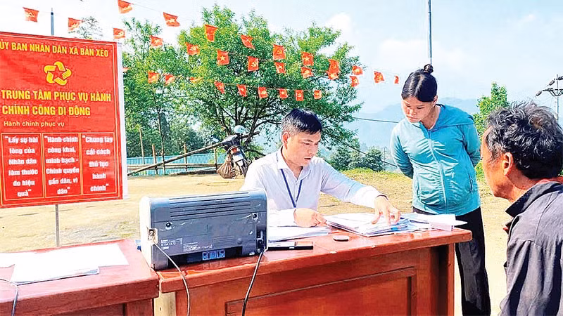 Mô hình “Hành chính công di động” phát huy hiệu quả trong việc đưa các dịch vụ hành chính đến gần với người dân.