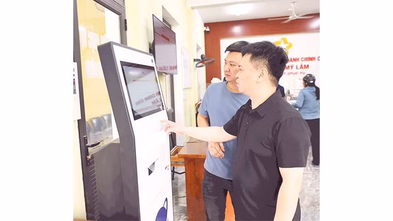 Người dân lấy số thứ tự thực hiện thủ tục hành chính tại Trung tâm Hành chính công phường Mỹ Lâm.