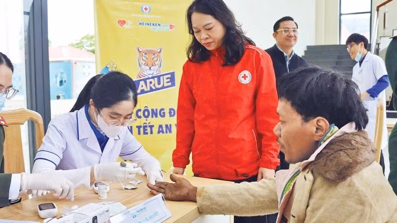 Khám bệnh miễn phí cho người dân miền núi xã Tây Giang trong Chương trình Tết nhân ái.