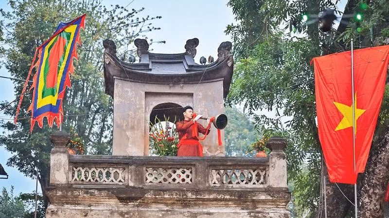 Tiếng loa thông báo mở cổng Ô Quan Chưởng vang lên.