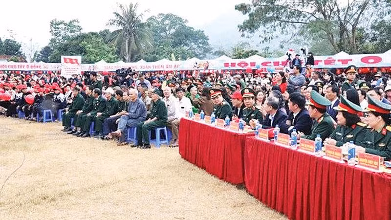 Đông đảo nhân dân đến tham dự chương trình. (Ảnh ĐÌNH PHƯỢNG)