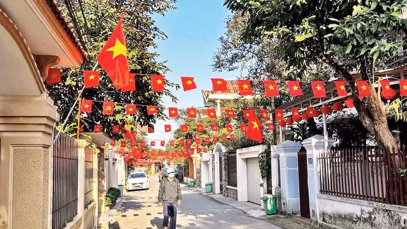 Các địa phương ở Quảng Trị trang trí cờ Đảng, cờ Tổ quốc đón chào xuân và ngày hội lớn của cả nước.