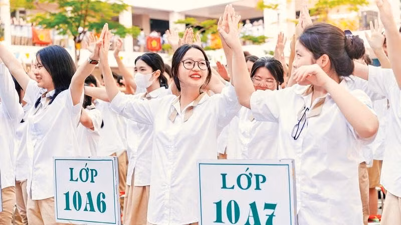 Học sinh lớp 10 Trường THPT Mỹ Đình háo hức trong ngày khai giảng năm học 2025-2026.