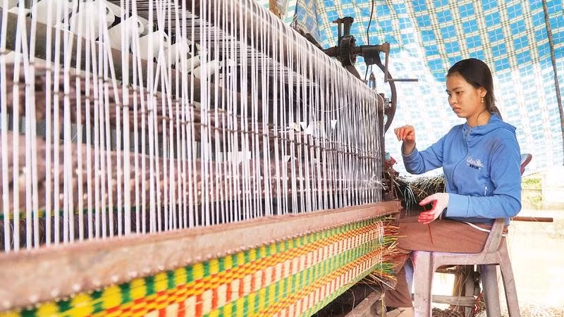 Cơ sở dệt chiếu bằng máy của gia đình chị Trần Thanh Diệu.