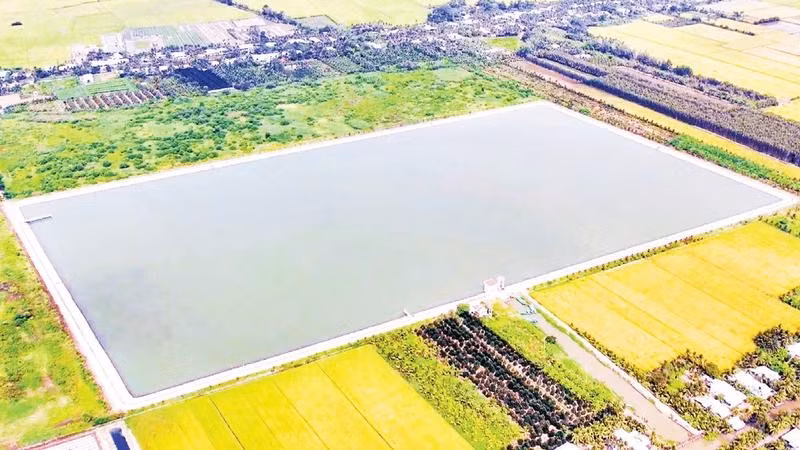 Hồ nước ngọt Hậu Giang nhìn từ trên cao.