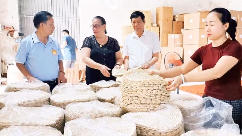 Nghệ nhân Ưu tú Phạm Thị Ngắn (thứ 2, từ trái sang), chủ doanh nghiệp sản xuất và xuất nhập khẩu hàng thủ công mỹ nghệ Tây An là một tấm gương sáng về tự học.