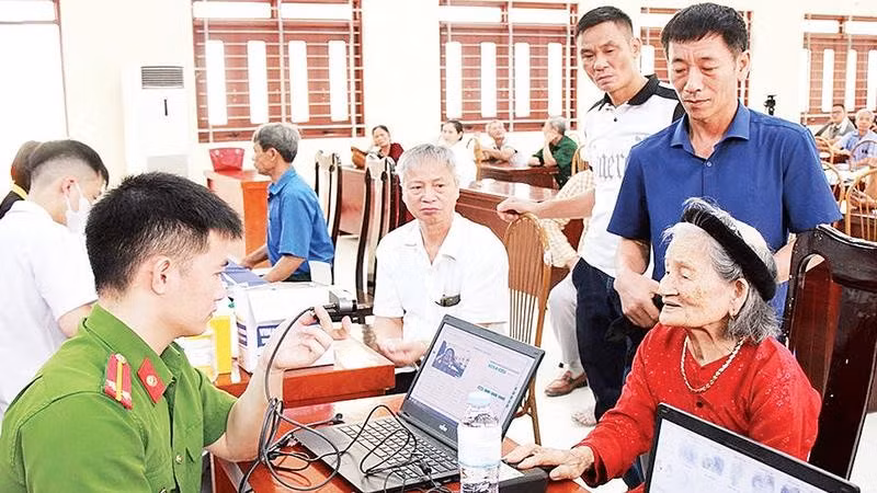 Cán bộ Phòng Cảnh sát quản lý hành chính về trật tự xã hội (Công an thành phố Bắc Ninh) thu nhận thông tin thân nhân liệt sĩ chưa xác định thông tin, phần mộ (Ảnh TUYẾT MAI)