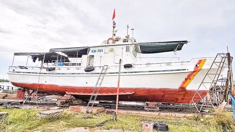 Tàu KN-701-NA được đưa lên để sửa chữa.