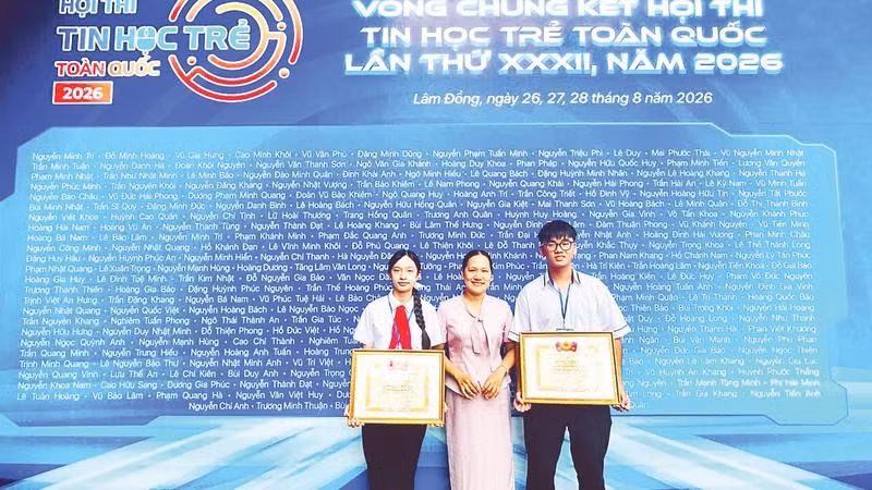 Hai học sinh Hồ Đức Việt và Hồ Ngọc Huyền Nhi cùng cô giáo hướng dẫn (Ảnh TƯ LIỆU)