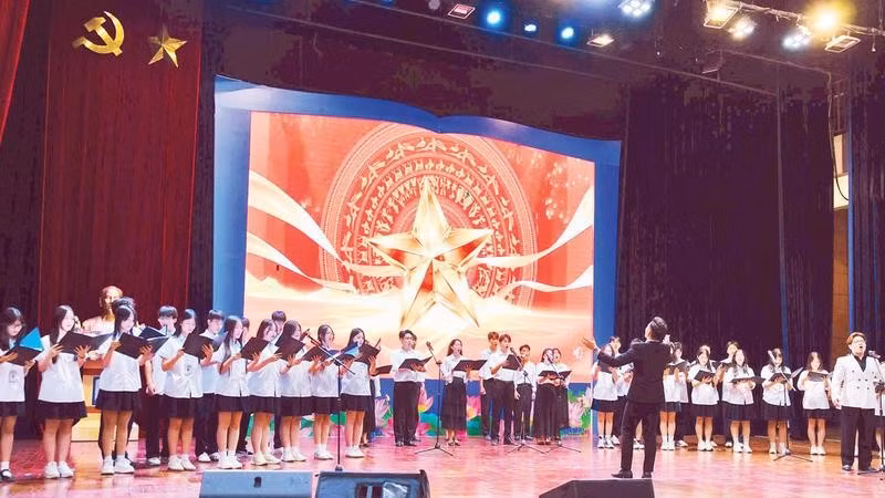 Màn hợp xướng “Ca ngợi Tổ quốc” do Hanoi Choir hòa giọng cùng học sinh Hà Nội-Amsterdam dưới sự chỉ huy của thầy giáo Mạnh Trường tại tiết học “Điểm chạm của cảm xúc”.