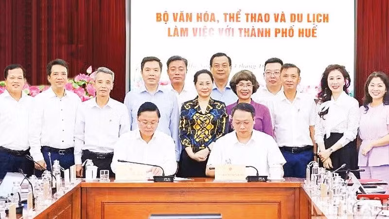Lễ ký kết Kế hoạch phối hợp hành động về phát triển văn hóa, thể thao và du lịch đến năm 2030 (Ảnh NGỌC HIẾU)