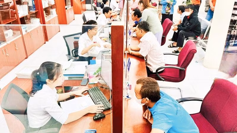 Người dân thực hiện thủ tục hành chính tại phường Bà Rịa.