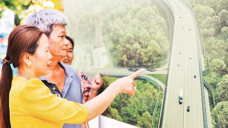 Người dân phường Trị An xem phối cảnh đường trên cao xuyên rừng Mã Đà.