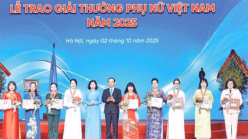 Bà Nguyễn Thị Lan (thứ 5 từ phải qua) nhận Giải thưởng Phụ nữ Việt Nam năm 2025.