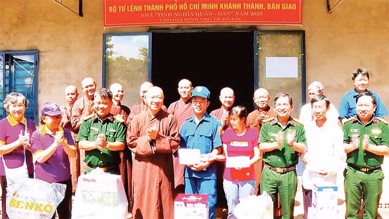 Bộ Tư lệnh thành phố và Giáo hội Phật giáo Việt Nam thành phố trao nhà tình nghĩa quân-dân.