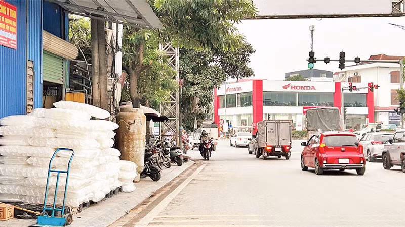 Hàng hóa của hộ kinh doanh chất trên vỉa hè tiềm ẩn nguy cơ hỏa hoạn ở xã Như Quỳnh, tỉnh Hưng Yên.