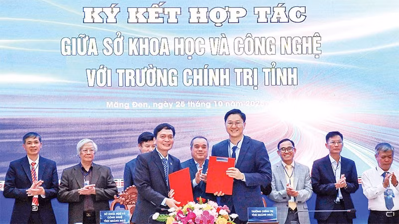 Tỉnh Quảng Ngãi ký kết hợp tác các chương trình đào tạo, chuyển giao công nghệ và chuyển đổi số.