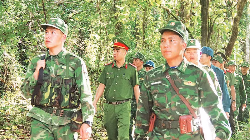 Cán bộ, chiến sĩ Đồn Biên phòng Ia Púch tuần tra, kiểm soát khu vực biên giới.