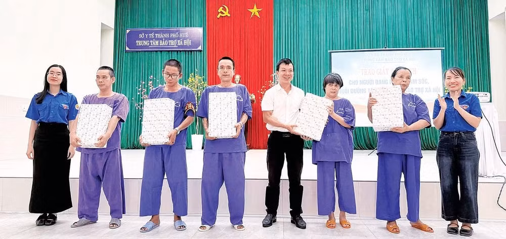 Trao quà cho những người đang được nuôi dưỡng, chăm sóc tại Trung tâm Bảo trợ xã hội thành phố Huế.