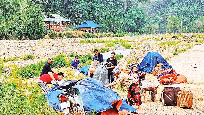 Một phần diện tích ở thôn Ruộng bị lũ cuốn trôi đất màu, trơ sỏi đá.