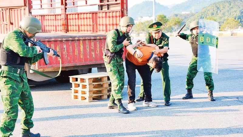 Bộ đội Biên phòng tỉnh Lào Cai (Việt Nam) và Chi đội Quản lý biên giới Hồng Hà (Trung Quốc) phối hợp diễn tập phòng, chống xuất, nhập cảnh trái phép.