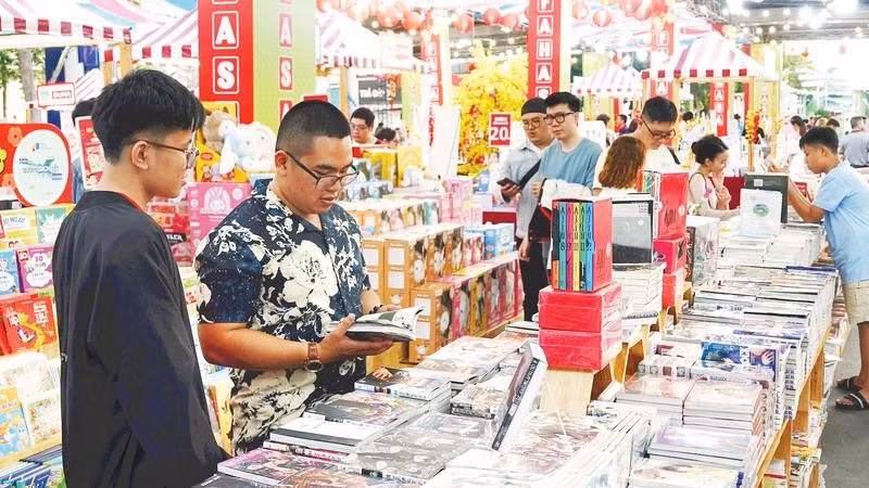 Lễ hội Đường sách Tết Bính Ngọ thu hút đông đảo bạn đọc, du khách tham quan.