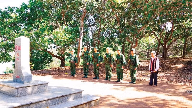 Già Ksor Bơng thường cùng bộ đội biên phòng tuần tra biên giới tiếp giáp Campuchia.