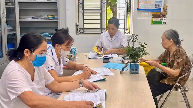 Người dân đến khám bệnh tại Trạm Y tế xã Ô Diên. (Ảnh DUY VŨ)