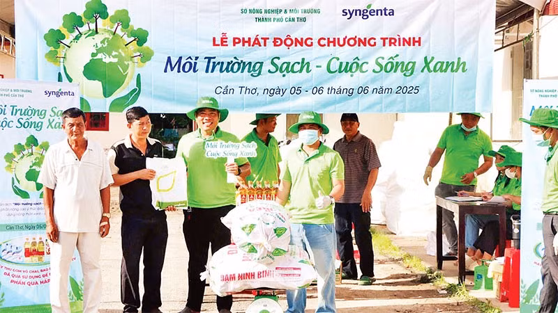 Nông dân Cần Thơ thu gom vỏ chai, bao bì thuốc đã sử dụng tham gia chương trình “Đổi rác lấy quà”.
