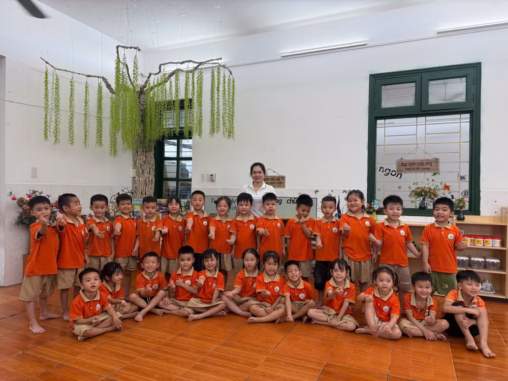 Cô giáo Trần Thị Hiền và các em học sinh trường mầm non Liên Minh A.