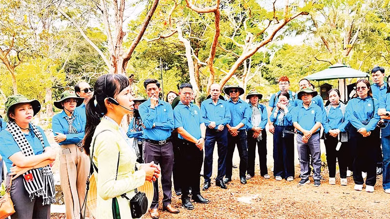 Chị Lê Thị Xuân Duyên thuyết minh cho đoàn khách tham quan Di tích lịch sử quốc gia đặc biệt Côn Đảo.