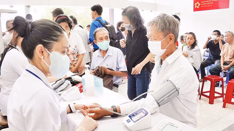 Khám sức khỏe cho người cao tuổi tại phường Xuân Hòa.